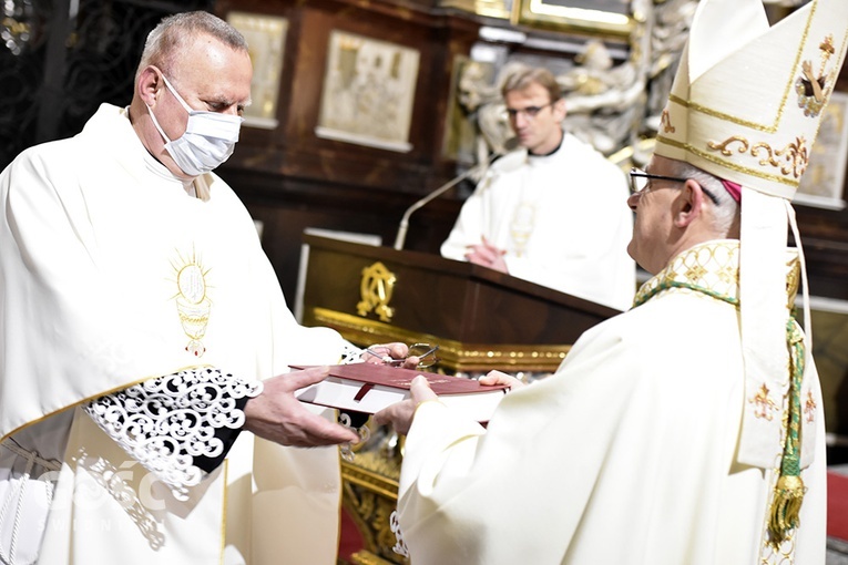 Biskup otrzymaną od Apostolstwa Trzeźwości księgę przekazał proboszczowi katedry.