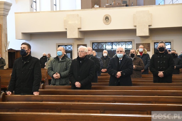 Gorzów Wlkp. Modlitwa biskupa z Bractwem św. Józefa