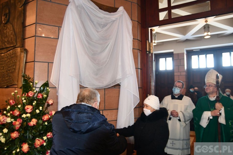 Odsłonięcie pamiątkowej tablicy poświęconej śp. ks. Józefowi Kocołowi