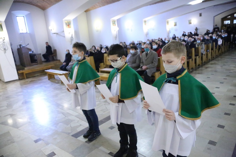 Przyjęcie nowych ministrantów w Męcinie