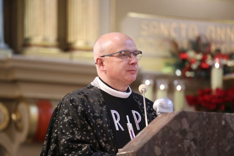 Kazanie wygłosił ks. Grzegorz Węglorz, proboszcz parafii MB Fatimskiej w Katowicach, rocznikowy kolega zmarłego.