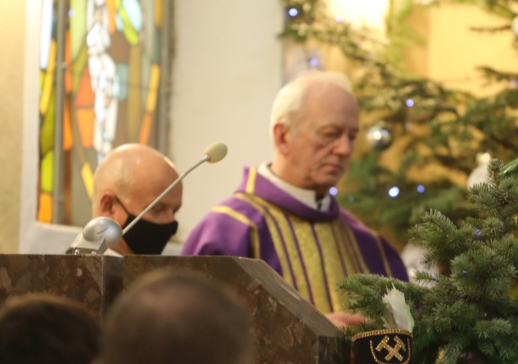 W ostatnim pożegnaniu uczestniczyli kapłani dekanatu strumieńskiego, z dziekanem ks. kan. Marianem Brańką na czele.
