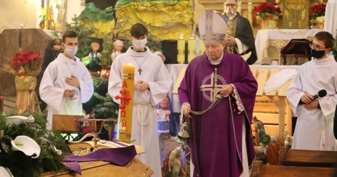 Uroczystościom pogrzebowym w Pruchnej przewodniczył bp Adam Wodarczyk z Katowic.