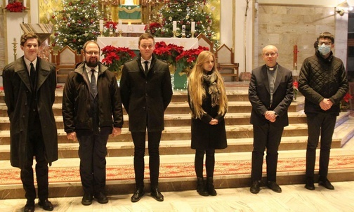 Wykonawcy złotołańskiego koncertu: Paweł Potasiak, Tomasz Gronkowski, Paweł Waluś, Katarzyna Frankowska, ks. Krzysztof Kurnik i Michał Duźniak.