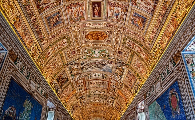 Muzea Watykańskie otwarte, mimoza dla pierwszej zwiedzającej