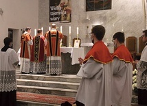 Msza św. sprawowana jest według Mszału rzymskiego z 1962 roku.
