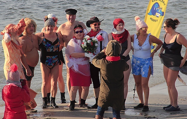 	Hartowanie relacji w wodach Bałtyku przyciąga wielu zapaleńców zimowych kąpieli w morzu.