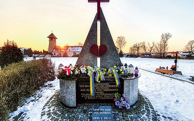 	Kwiaty przy pomniku pamięci poległych i internowanych w czasie II wojny światowej.