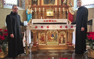 ▲	Br. Emanuel Yuran i br. Bogusław Dudek przed nowym stołem ołtarzowym, poświęconym w końcu stycznia w ich kaplicy pw. Aniołów Stróżów.