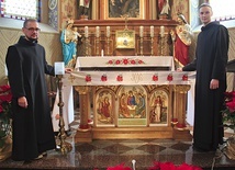 ▲	Br. Emanuel Yuran i br. Bogusław Dudek przed nowym stołem ołtarzowym, poświęconym w końcu stycznia w ich kaplicy pw. Aniołów Stróżów.