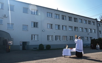 ►	Ksiądz proboszcz Krzysztof Tabath prowadził nabożeństwa pod oknami Ośrodka Matka Boża Uzdrowienie Chorych.