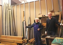 ▲	Prof. Julian Gembalski i jego asystent dr Stanisław Pielczyk prezentują piszczałki wyciągnięte w czasie rozbiórki.  Będą one teraz poddane ocenie.  