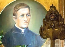 ▲	Brązowa figura przedstawiająca patrona jest darem prof. Wincentego Kućmy z okazji jubileuszu.