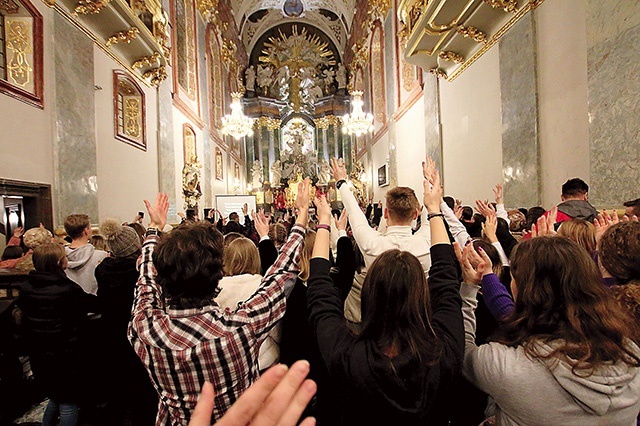 	To czas radosnego trwania na modlitwie. Na zdjęciu zeszłoroczne wydarzenie.