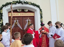 	Ks. prałat Stanisław Czernik i ks. Krzysztof Moskal przy Drzwiach Świętych kościoła jakubowego.