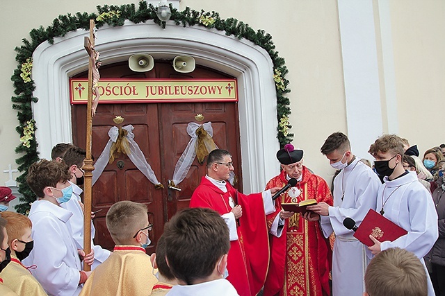 	Ks. prałat Stanisław Czernik i ks. Krzysztof Moskal przy Drzwiach Świętych kościoła jakubowego.