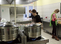 Wolontariusze gotują 120 litrów zupy dla bezdomnych w Bielsku-Białej.