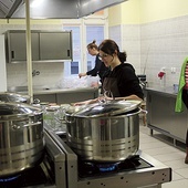Wolontariusze gotują 120 litrów zupy dla bezdomnych w Bielsku-Białej.