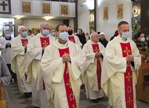 ▲	Wspólnota salezjańska w drodze na Eucharystię.