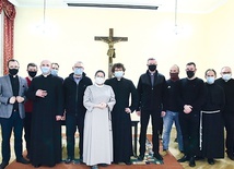 Pamiątkowe zdjęcie z przewodnikami nowych grup PPL. 