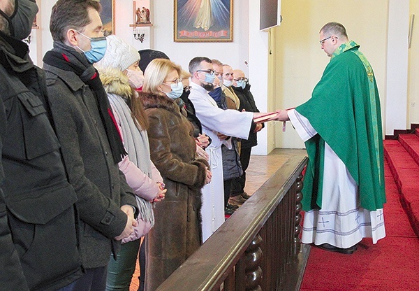 ▲	Składający przysięgę kładli prawą rękę na Ewangeliarzu. 