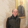 ◄	Ks. Stanisław przy podobiźnie bł. Bronisława Markiewicza w kościele pw. św. Tekli w Pławnej.