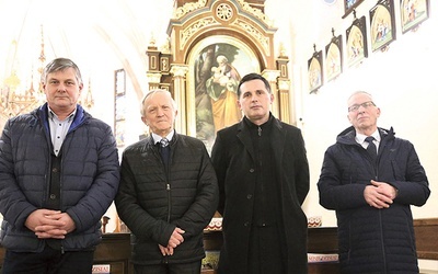 Ks. Marian Chełmecki z panami (od lewej): Wiesławem, Antonim i Andrzejem.