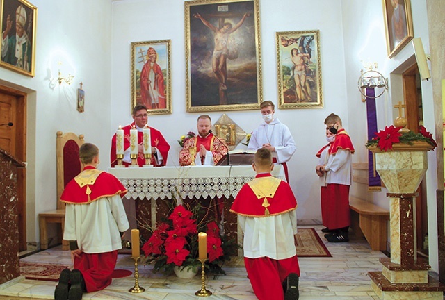 Tegorocznej sumie odpustowej przewodniczył ks. Krzysztof Pach z Krościenka w koncelebrze z grywałdzkim proboszczem ks. Bogumiłem Bednarkiem.