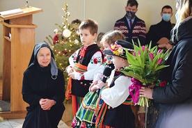 ▲	Jak przystało na jubileusz, były dziękczynienie, kwiaty, słodkości i prezenty.