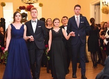 ▲	Bal w pałacu – szkole w Szymanowie – mimo że dziewcząt jest kilka, też został odwołany.