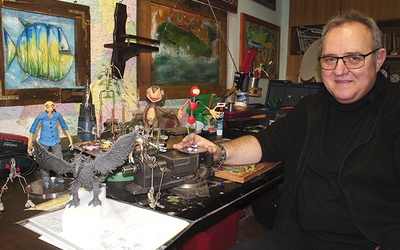 ▲	Od lat tworzy konstrukcje lalkowe. Brał udział w animowaniu m.in. „Parauszka i przyjaciół”.