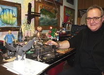 ▲	Od lat tworzy konstrukcje lalkowe. Brał udział w animowaniu m.in. „Parauszka i przyjaciół”.