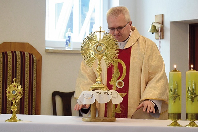 ▲	Po Eucharystii odbyła się adoracja Najświętszego Sakramentu i odmówiono Litanię do św. Jana Bosko.