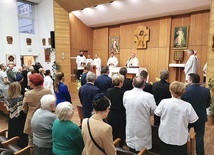 Pomóżmy tym, którzy doświadczają choroby, dołączyć do liturgii: przez komórkę, laptop, tablet.