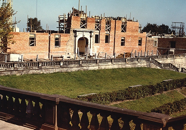 W 1972 r. z niebytu zaczęły się wyłaniać dawne kształty zamkowych murów.
