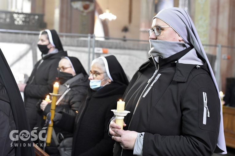 Msza św. i procesja z okazji Dnia Życia Konsekrowanego