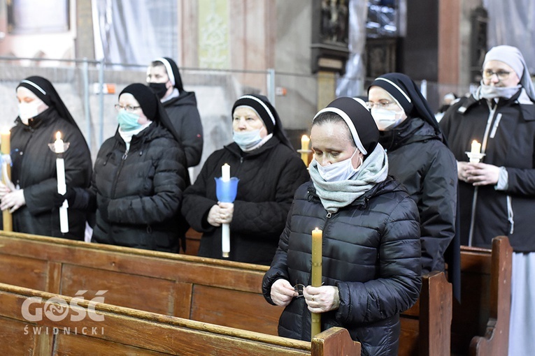 Msza św. i procesja z okazji Dnia Życia Konsekrowanego