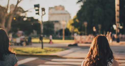 Żory. Aplikacja Stop-fon blokuje ekran telefonu przed przejściem dla pieszych