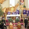 Mszy pogrzebowej w kościele pw. Pierwszych Męczenników Polski przewodniczył abp Andrzej Dzięga. 
