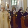 Po modlitwie poświęcenia gromnic, bp Marek Solarczyk udzielał błogosławieństwa uczestnikom liturgii.