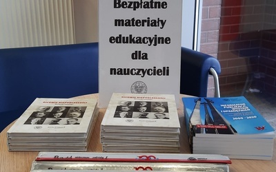 Gdański IPN z książkami dla nauczycieli