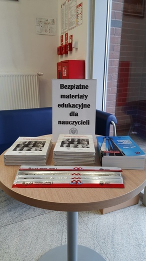 Gdański IPN z książkami dla nauczycieli