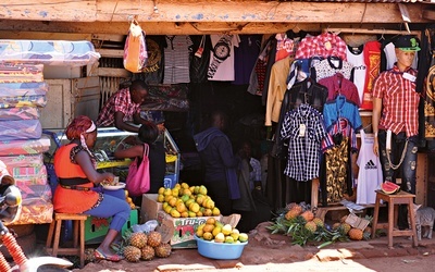 Uganda w ostatniej dekadzie (poza 2020 r.) notowała około 6-procentowy wzrost gospodarczy. Jednak nie przełożyło się to na nowe miejsca pracy.