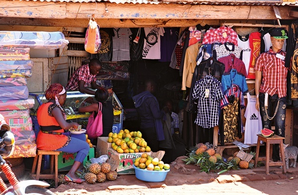 Uganda w ostatniej dekadzie (poza 2020 r.) notowała około 6-procentowy wzrost gospodarczy. Jednak nie przełożyło się to na nowe miejsca pracy.