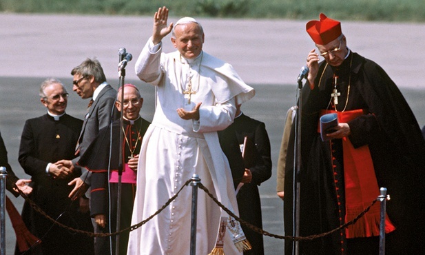 Historyczna chwila: Jan Paweł II w Warszawie podczas pierwszej pielgrzymki do Polski.