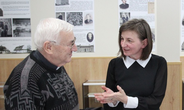 Ewa Piecha-Kasprzyk - autorka książki "Boży Muszkieter" o św. Józefie Bilczewskim i ks. Eugeniusz Nycz - wilamowicki rodak, emerytowany proboszcz w Porąbce.