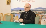 Biskup prezentujący Regulamin Świdnickiej Kurii Biskupiej.