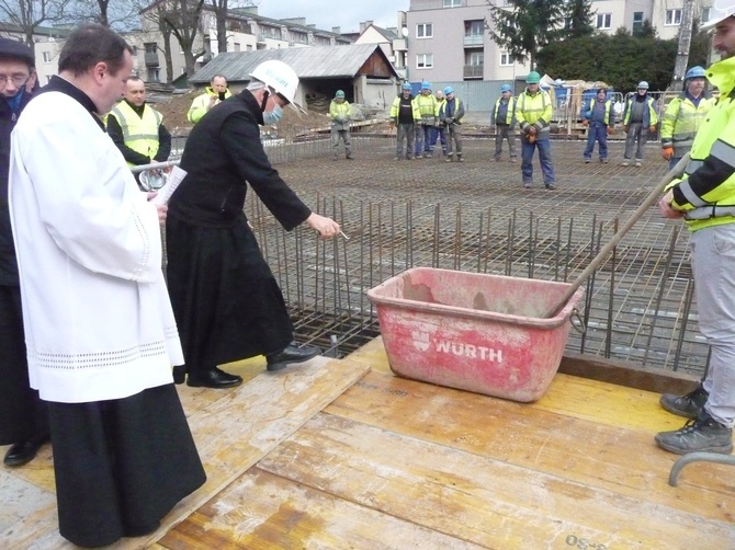 Wmurowanie kamienia węgielnego w fundamenty Domu Słowa