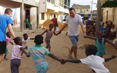 Paweł (z prawej) wśród senegalskich dzieci.