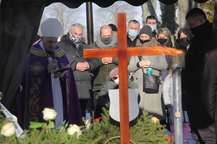 Pogrzeb śp. ks Mariana Kopcia - pochówek na cmentarzu